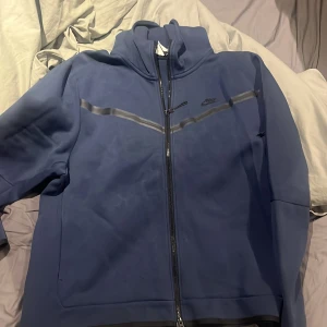 Nike  - Säljer min Nike tech fleece för den är för stor, fint skick 350kr nypris 1250kr. Köparen står för frakten 