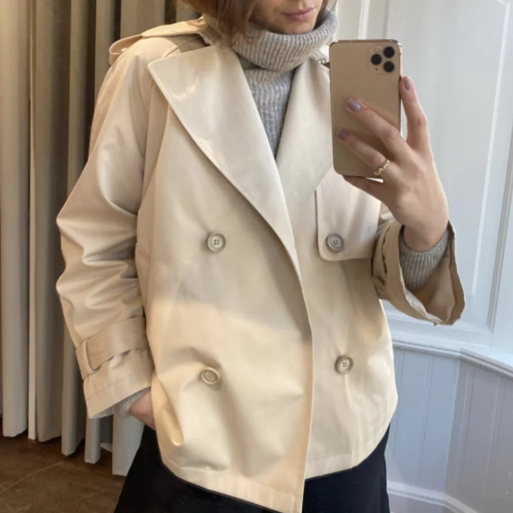 Säljer nu denna beiga Caroline trench coat från Meotine. ALDRIG använd inga defekter. Säljes ej längre. Storlek M. Snyggt till ett par boots!  köpt för 3000kr  kvar så länge det Nt står ”såld”. Frakt 58kr (spårbar)  och betalas av köparen❤️😇🤩🎸. Jackor.