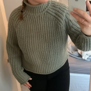 Stickad tröja - Grön stickad tröja från Hm, väldigt fina skick använd någon gång! 