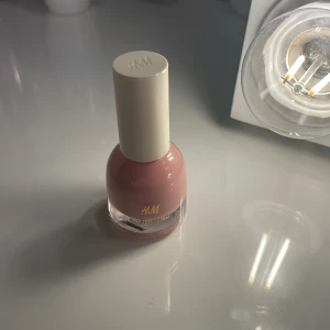 Nagellack - Säljer nu mitt helt oanvända nagellack från H&M Färg : Chalky Pink Köptes nyss Orginal Pris : 50 kr !!OBS!! EJ SPÅRBART