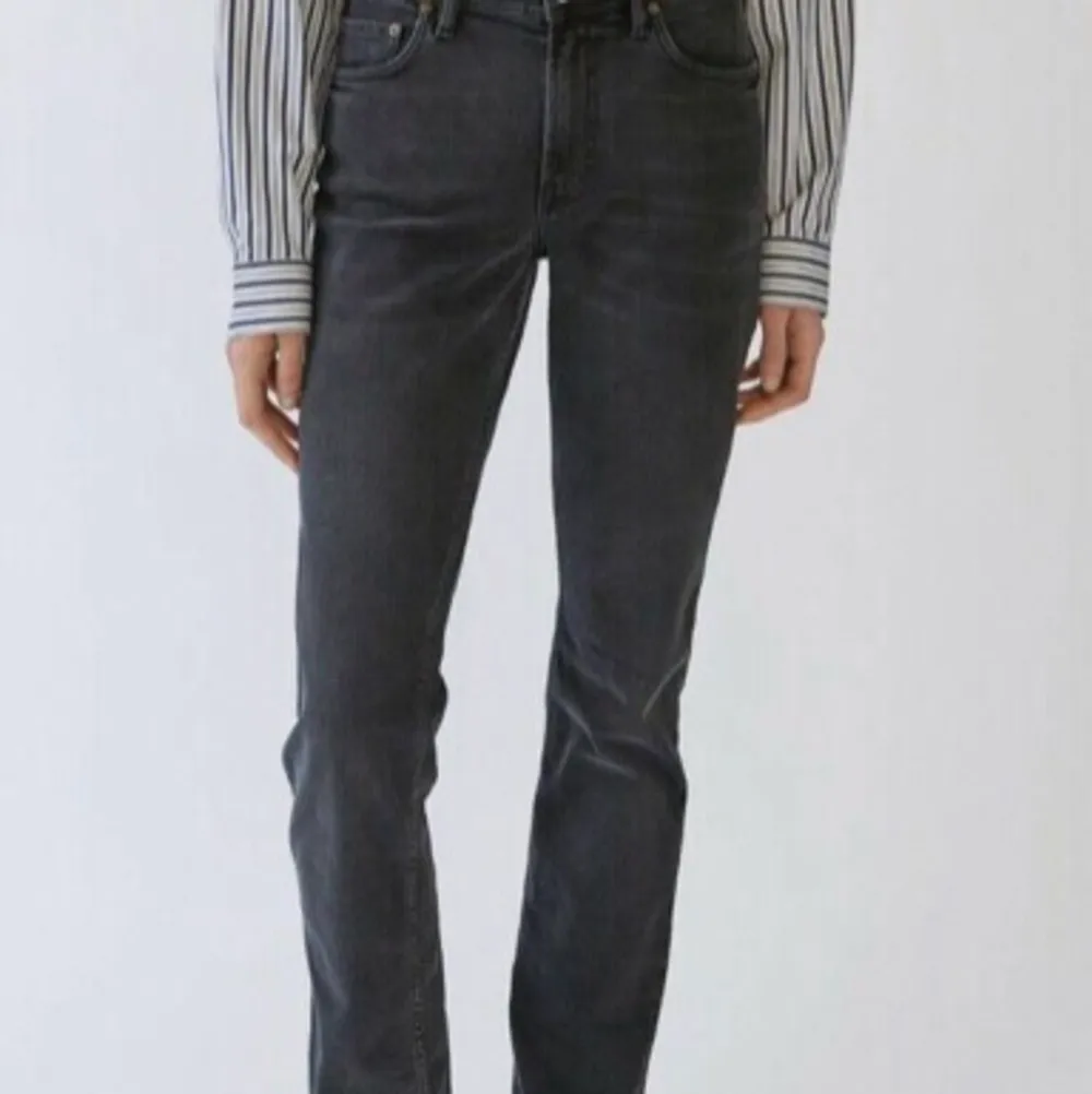 Toppskick jeans från Acne. Blå konst  Storlek 26-32 . Jeans & Byxor.
