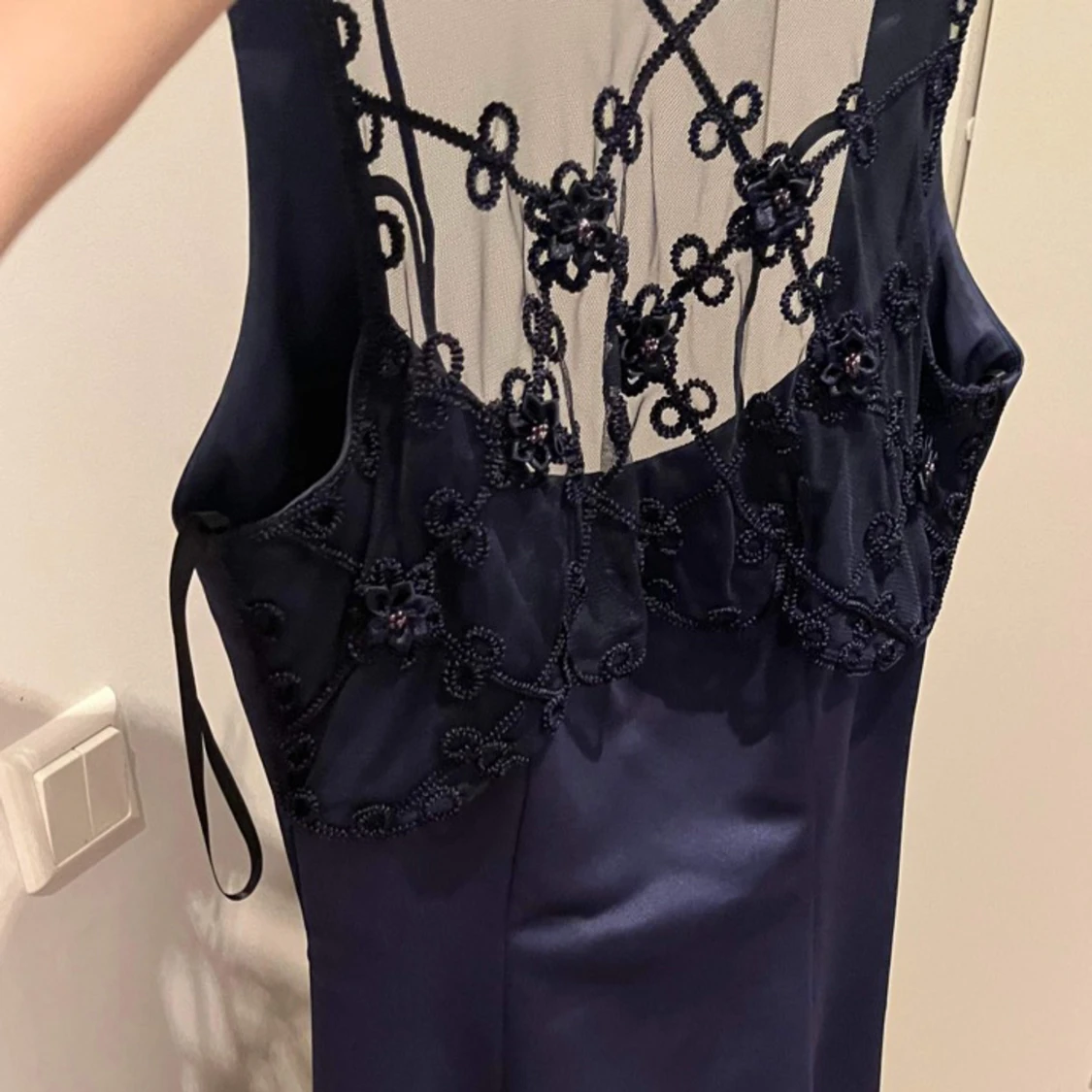 Balklänning med spetstyg fram 