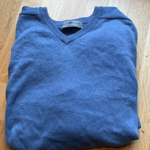 Stackad tröja Alan Paine  - Säljer denna blåa stickade Alan Paine tröjans som inte kommer till användning längre. Vintage modell. Sitter perfekt oversized på mig som är typ storlek xs/s. Skriv vid intresse eller frågor 💕(säljer även en likadan grön)
