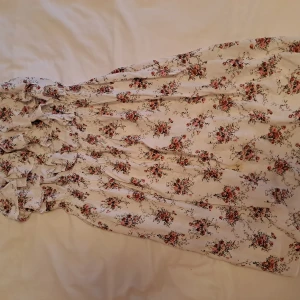 Sommarklänning - Bra skick, väldigt söt.