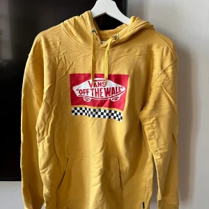 Vans Gul Hoodie Strl M - Asskön Vans Hoodie, däremot finns en liten liten fläck höger om det högra snöret direkt över trycket. 
