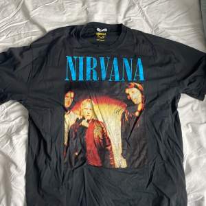 Svart punkig nirvana t-shirt