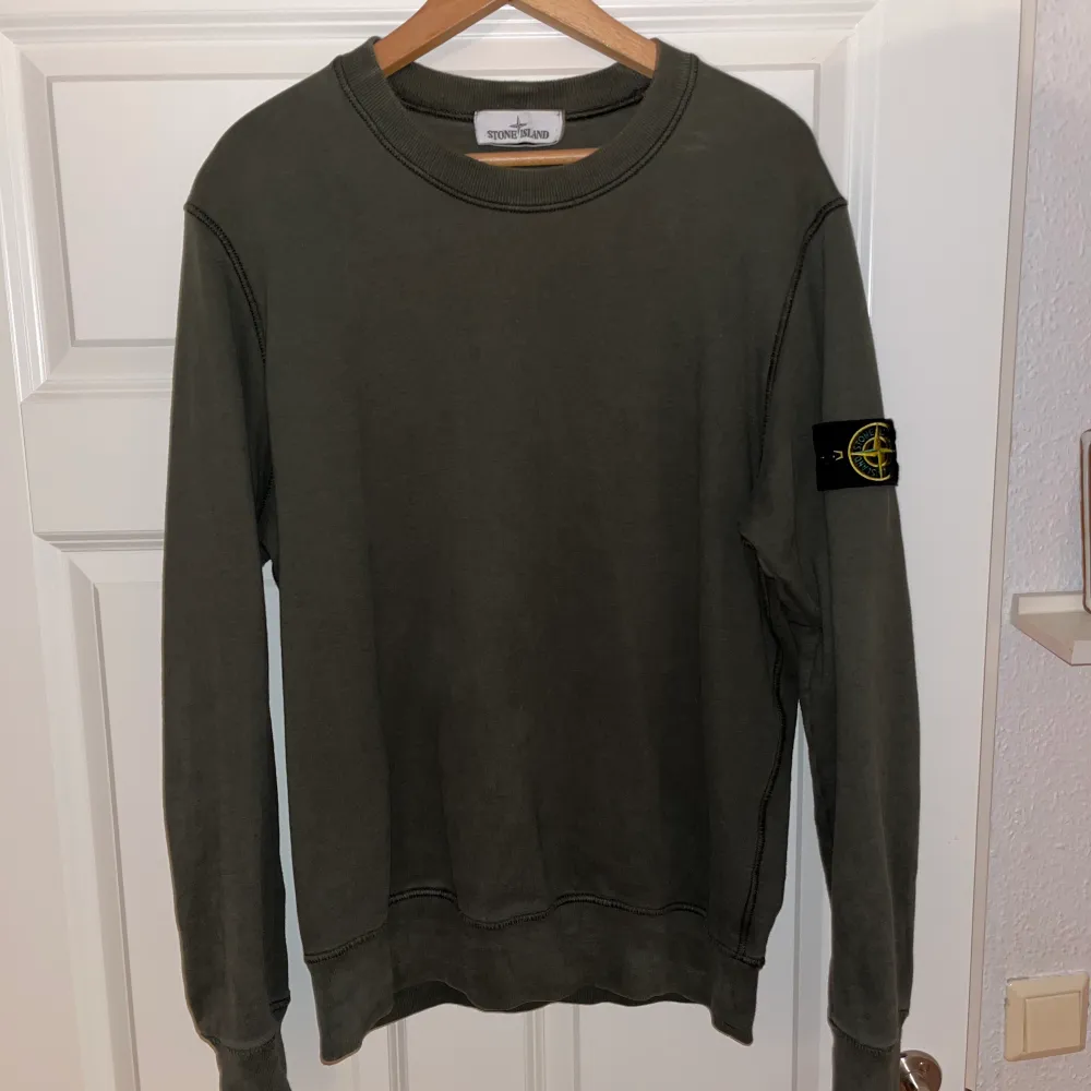 Hej! Säljer denna mörkgröna stone island tröja. Pris 1000 nypris 2000. Denna tröja har jag knappast använt sedan köp då den inte riktigt har passat min kroppsform så den är i bra skick. Storlek M, liten i storleken. Skriv vid frågor och fler bilder!. Tröjor & Koftor.