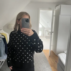 Stickad tröja strl M - Säljer min fina prickiga tröja då den inte kommit till användning. Köpt från H&M i strl M men är mer som ska en S. Jätteskönt material som inte sticks. Köparen står för frakt 💕💕