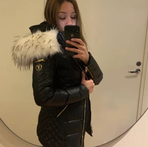 Rockandblue jacka - Säljer min rockandblue jacka, köpt förra vintern för 2999kr och säljer för 900. Avtagbar luva med vit fuskpäls. Fuskpälsen är avtagbar från luvan med knappar. Fint skick som ny. Pris kan diskuteras vid snabb affär💕