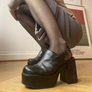 Klackar - strl 40  - Helt fantastiskt snygga, men säljs ändå pga säsongsbytet. Är använda så har lite små slitage, men inget som inte lite svart skokräm kan rätta till 🧚🏼