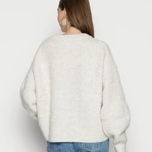 Stickad tröja  - Stickad tröja från Zalando stl S. Sitter oversized så är mer som en M än S. Jätte skön och mysig🤍 Säljer då returdatumet har passerat Betalas med Swish  Kan hämtas i Karlstad eller skickas