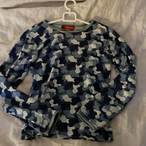 Bape liknande - Hej sötisar säljer denna tröja. Passar mig som bär storlek M/S men om du har XS borde den sitta perfekt. 