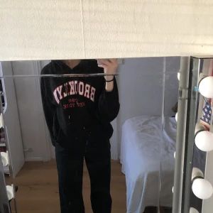 Hoodie - Snygg och skön hoddie, dock börjar den bli lite nopprig men inget man lägger större märke till