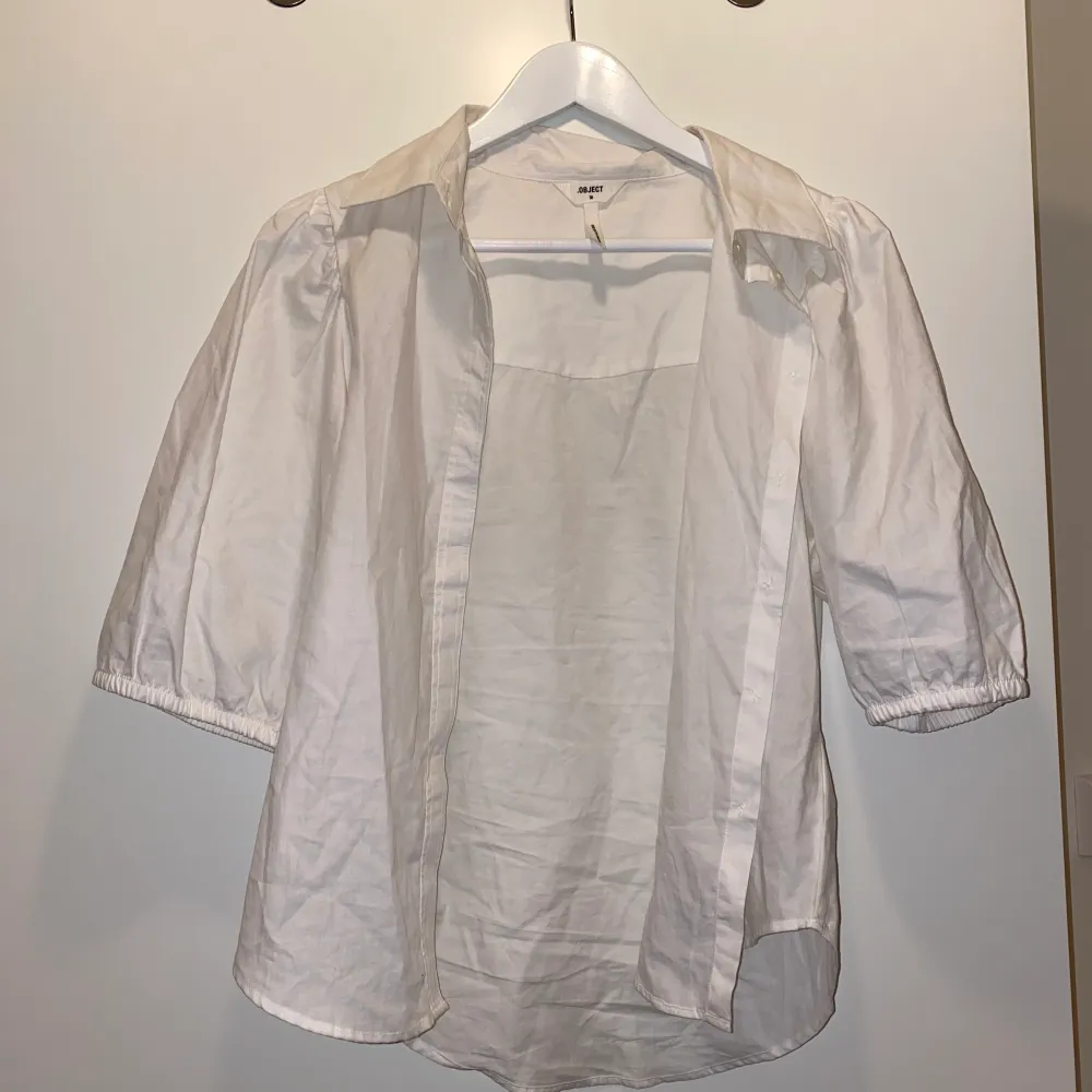 Snygg vit skjorta från Object. Använd typ en gång så det är helt nyskick. Sjukt bekväm och snygg i formen. . Skjortor.
