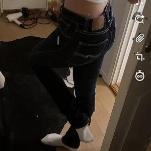 NUDIE JEANS - Lågmidjade/lägre midrise från nudie jeans med vita sömmar! Strl 27/34 & jag är 171 cm lång⭐️ små i storlek & LÅNGA i benen❤️ skinny/ lite raka⚡️
