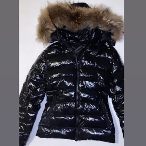 Glansig Jacka Med Äkta Päls - Glansig jacka med äkta raccon päls. Använd fåtal gånger under denna vintern. 