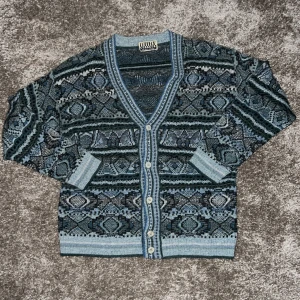 Cardigan från Italien - Stickad Cardigan från Italien. Varit mycket nöjd med detta plagg. Tyvärr har det blivit ersatt av andra cardigans och får därför inte särskilt mycket användning. Tillverkad i Italien med väldigt bra kvalite. Skriv vid intresse!