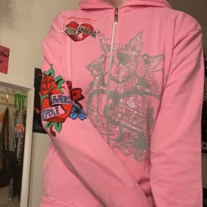 Ed hardy hoodie - Skit snygg rosa Ed hardy hoddie som tyvärr inte har kommit till användning. Köpte den helt ny med lapp på och den är äkta. Har använt den en gång men inga fläckar eller något så den är som ny.💋