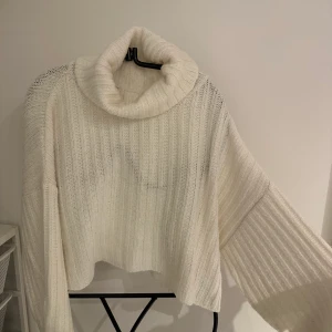 Vit stickad tröja  - En jättemysig vit stickad tröja med polokrage. Från gina tricot i storlek S💖 Pris kan diskuteras!