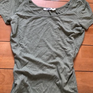 Tröja - Grön tröja från nakd. Frakt tillkommer 40kr!