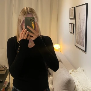 Långärmad tröja  - Tajt snygg modern långärmad tröja från Zara med V-ringning!! Super skön! 