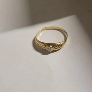 Ring 18k - Ring 17,5 Väger 1,3  1000kr
