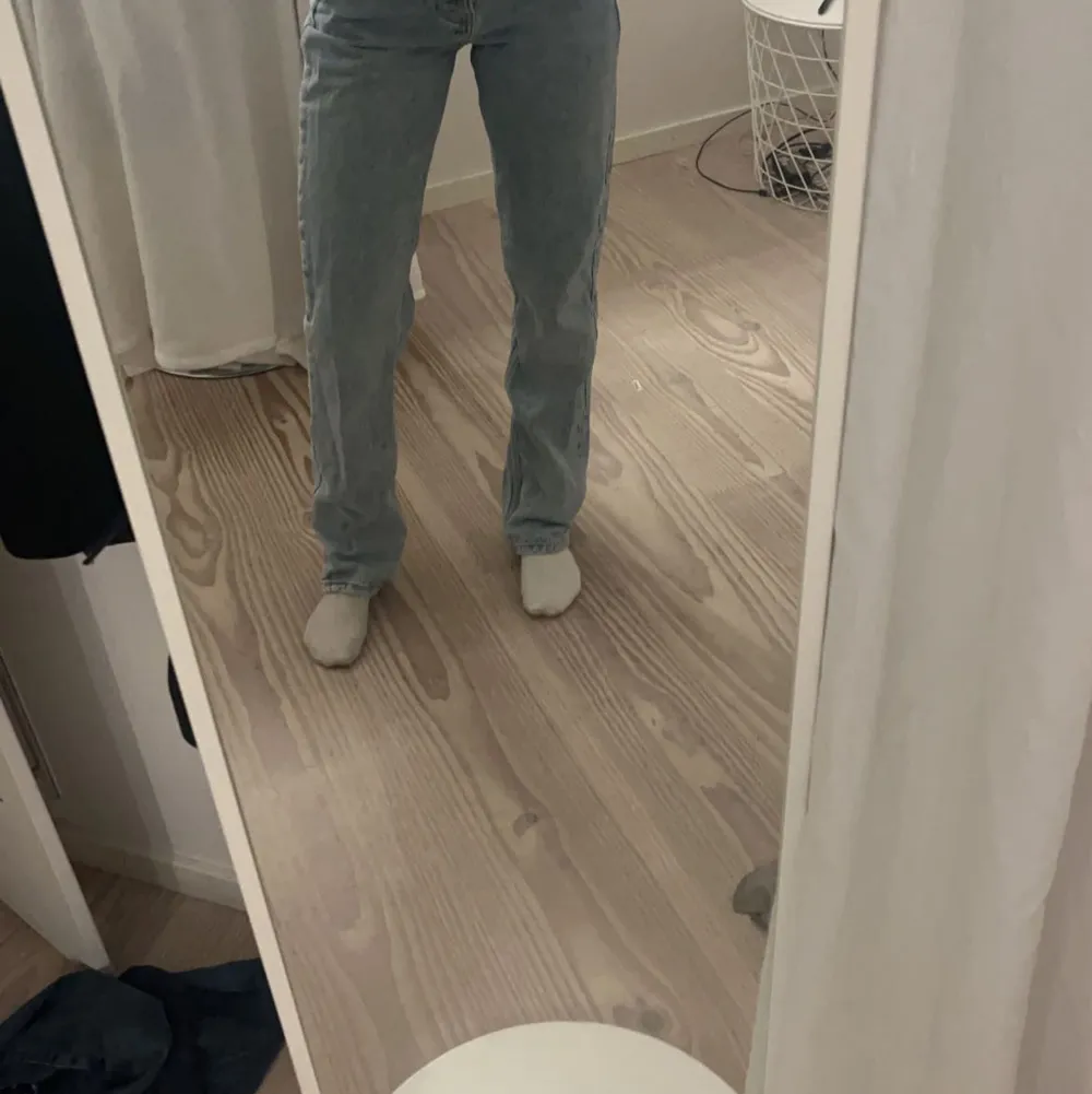 Zara mid rise jeans i ljus blå. Storlek 34 Köparen står för frakt (60kr)🥰. Farkut & Housut.