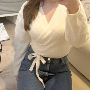 Omlott tröja - Säljer denna super fina stickade omlott tröja från Shein. Den är jätte mysig men kommer tyvärr inte till användning så mycket. Den är i storlek L men passar mig som är M bra. Du knyter den omlott efter dina egna preferenser☺️