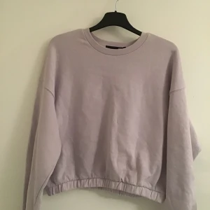 Lila tröja  - FRAKT: 64kr OBS, HAR EN LITEN FLÄCK, se bild 3 ( går att få bort )  -använd fåtal ggr 