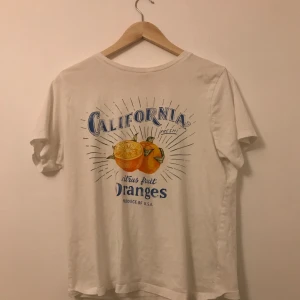 HM t-shirt - Snygg T-shirt, perfekt till sommarn💐