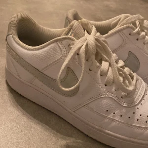 Nike skor  - Vita Nike skor, bra skick  Storlek: 39
