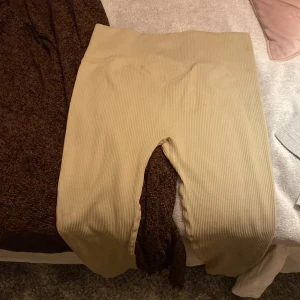 Träningsbyxor  - Träningsbyxor använda 2 ggr bra skick