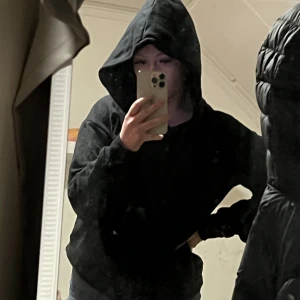 Svart hoddie -  hoddie från lager 157  Strl: S Färg: svart Två enskilda fickor på magen