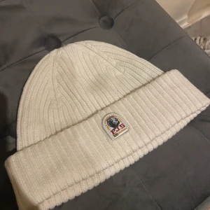 Para jumper mössa - Säljer denna fina para jumper mössa som aldrig används 💞