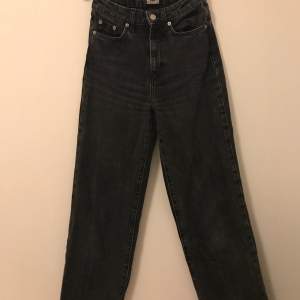 Snygga, svarta, high waisted jeans från Lager 157.🫶🏻Bra skick 