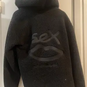 En zip-hoodie från Sex Skateboards. Tjock och jättevarm, teddymaterial. Själva dragkedjan är trasig, borde ej vara några större problem att laga. 