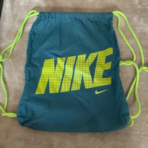 Gympapåse  - Säljer en gympapåse från Nike. Den är väl använd och har sina skavanker