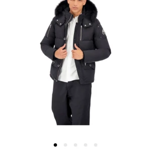 Moose knuckles  - Säljer min storebrors nya moose jacka i storlek s. Prislappen sitter kvar och är helt ny. Priset går att diskutera vid snabba affärer.