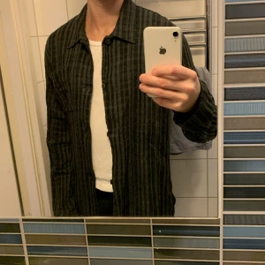 OUR LEGACY BOX SHIRT ASPHALT GREY - Overshirt i italiensk bomull från Our Legacy. Storlek 52. Jag är ca 193 cm lång och väger runt 85. Kan både skickas till dig och mötas upp i Göteborg. Nypris 2700kr.