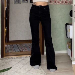 Svarta flare jeans - Snygga jeans från Berskha i storlek 36. Liiiite långa på mig som är 163cm men inget som stört mig. Fint skick