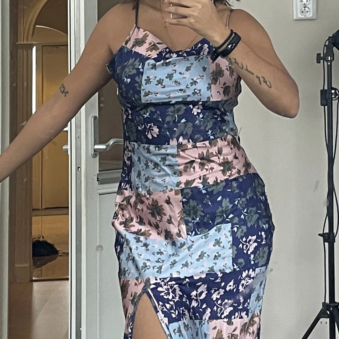 Mönstrad satin klänning 