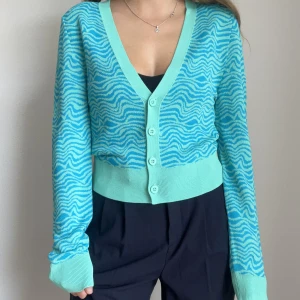 Kofta Zara - Kofta från Zara i Stl S. Så gott som oanvänd så nyskick! Köpt i Paris.  +65kr frakt (spårbar)