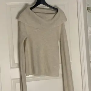 Otroligt fin stickad off shoulder tröja från Bikbok!