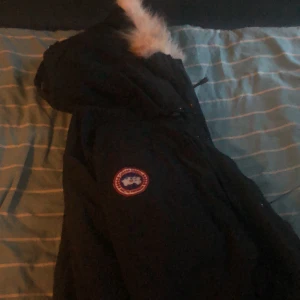 Canada goose jacka  - Säljer min canada goose jacka på grund av att den är för stor men den är i bra skick. Kan även byta mot en annan jacka elr nåt annat 