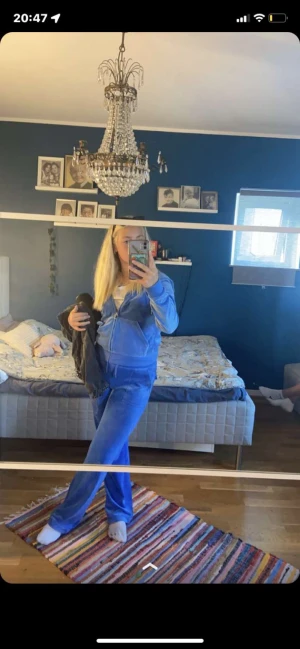 Juicy set  - Super snyggt juicy set, strl S i byxorna & M i tröjan! Fint skick, inget konstigt. Sparsamt använda & alltid tvättade ut och in för att bevara materialet :)