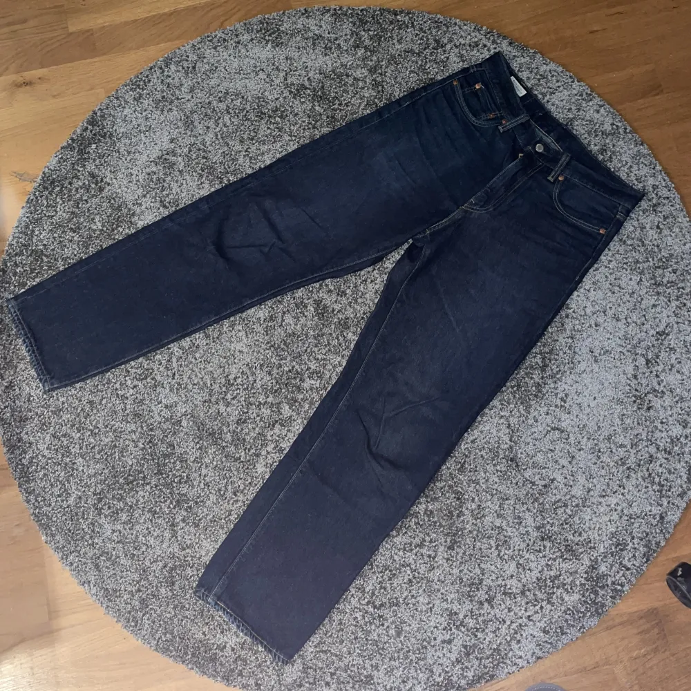Fett snygga mörkblåa baggy levis jeans som är tyvärr för små för mig (storlek W30 L32). Väldigt bra skick nästan aldrig använd. Passar både killar och tjejer! Köpare står för frakten och garanterar inte postens slarv. Pris kan diskuteras :). Jeans & Byxor.