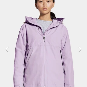 Regnjacka Didrikssons - Helt ny regnjacka från Didrikssons i finaste färgen. Säljer då jag fick denna i present och redan har en regnjacka. Käcka funktioner såsom extra stor huva för att hålla ute regn, bra dragskor, fin smickrande skärning nedtill bland annat. Strl S.