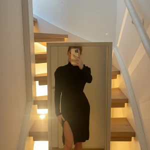 ADOORE - ST MORITZ DRESS BLACK - Adoore stickadklänning använd endast en gång så i helt nyskick. Storlek 36 och jag är 174 lång. Perfekta klänningen men inte min stil tyvärr. Nypris ligger på 1,595kr och köpt på adoore hemsida. 