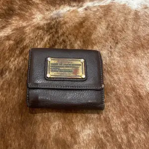 Marc Jacobs plånbok i brunt läder. Många fack o i bra skick. Inköpt på NK ca 2013. 