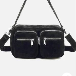 Noella väska - Vill nån byta denna Noella väska i stor storlek(se mått på bild 3)emot en likadan i mindre modell, kan oxå va en grå elr mörkblå. Köp för 400 +frakt